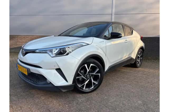 Toyota C-HR (2018) thumbnail 1