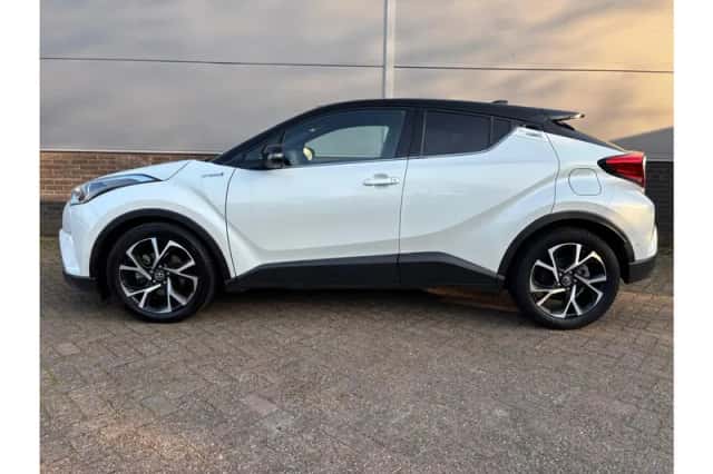 Toyota C-HR (2018) thumbnail 2