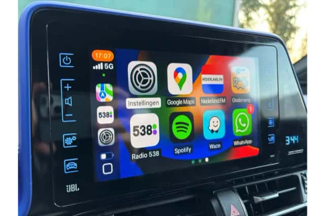 Toyota C-HR (2018) thumbnail 3