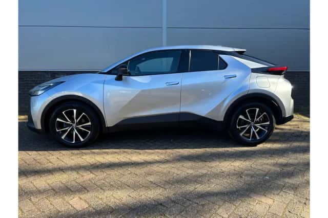 Toyota C-HR (2024) thumbnail 2