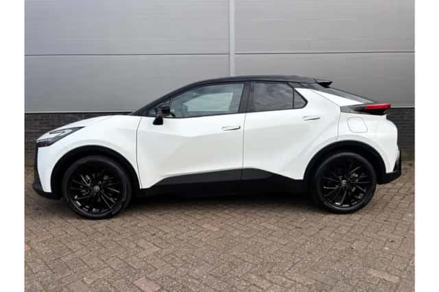 Toyota C-HR (2024) thumbnail 2
