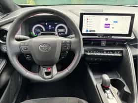 Toyota C-HR (2024) thumbnail 4