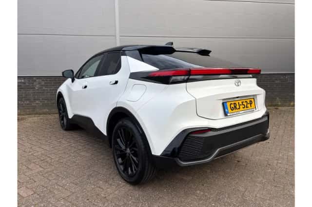 Toyota C-HR (2024) thumbnail 5