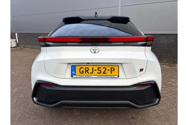 Toyota C-HR (2024) thumbnail 6