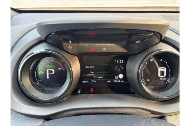 Toyota Yaris (2022) thumbnail 3