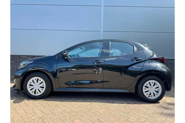 Toyota Yaris (2022) thumbnail 2
