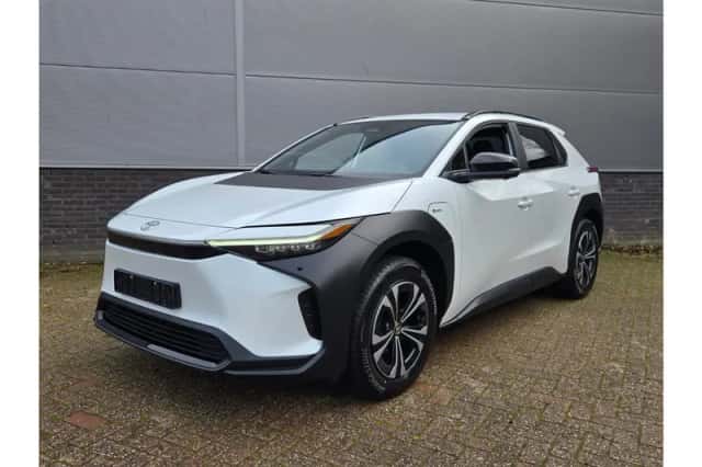 Toyota bZ4X (2025) thumbnail 1