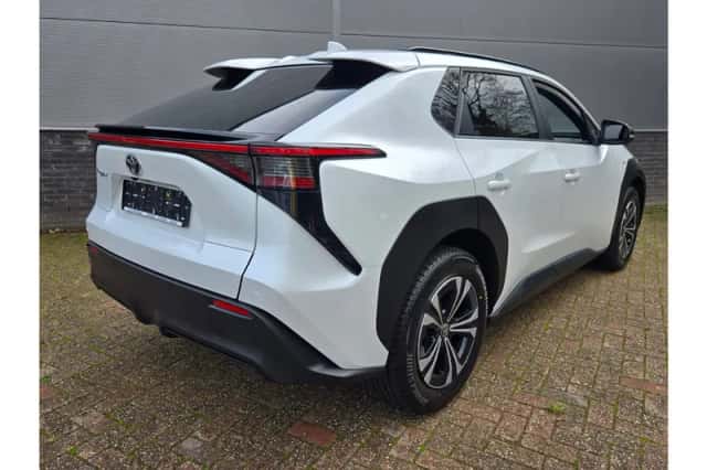 Toyota bZ4X (2025) thumbnail 2