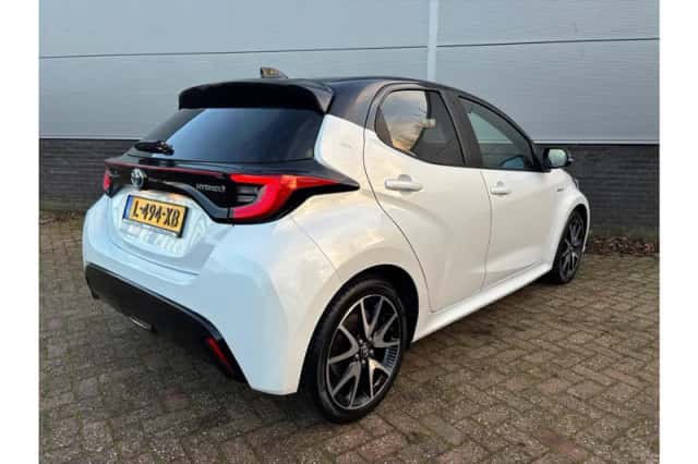 Toyota Yaris (2021) thumbnail 2
