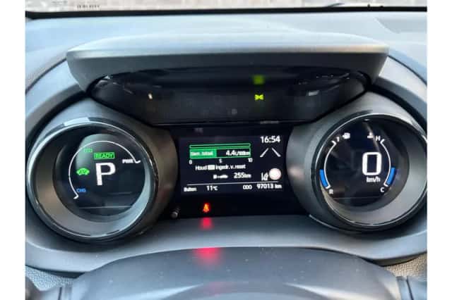Toyota Yaris (2021) thumbnail 3