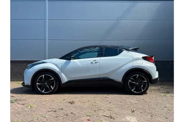 Toyota C-HR (2023) thumbnail 2