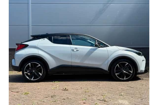 Toyota C-HR (2023) thumbnail 3