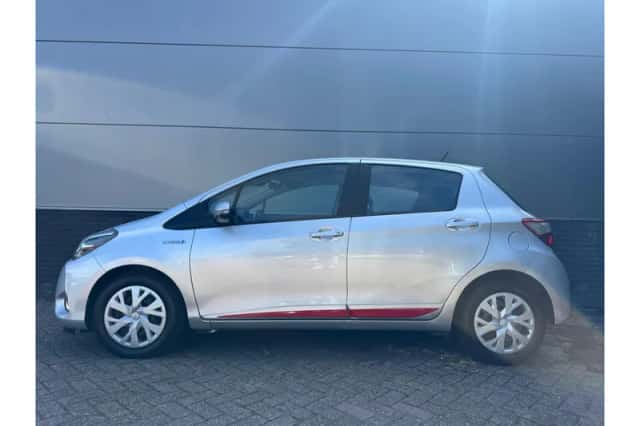 Toyota Yaris (2017) thumbnail 2