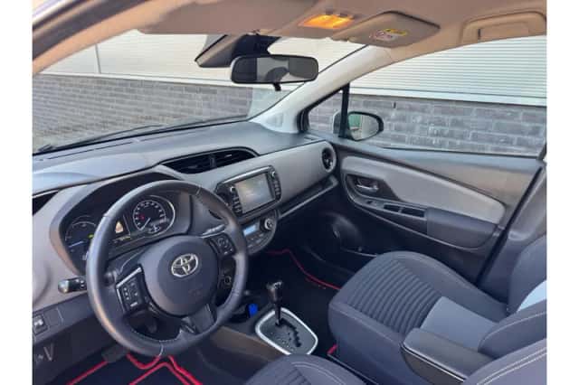 Toyota Yaris (2017) thumbnail 5