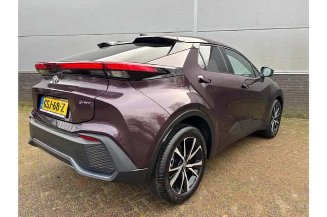 Toyota C-HR (2024) thumbnail 2