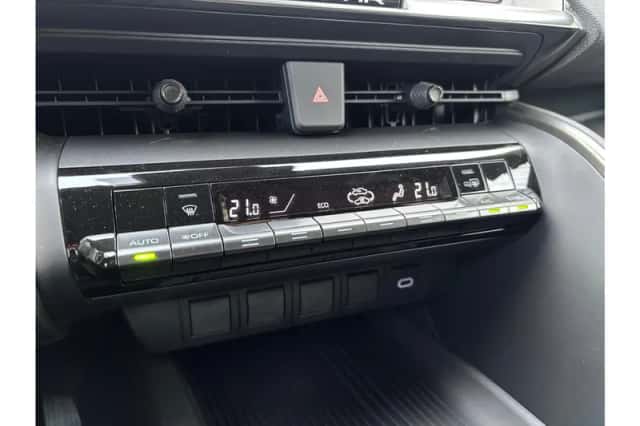 Toyota C-HR (2024) thumbnail 4