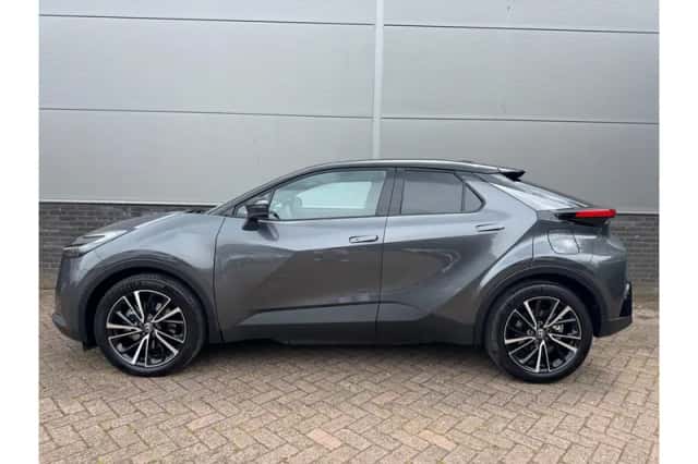 Toyota C-HR (2025) thumbnail 2