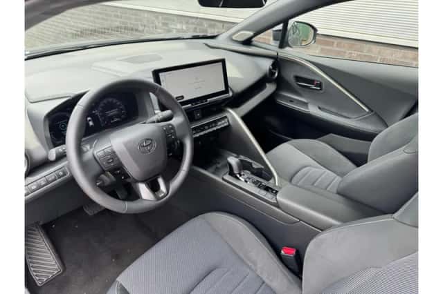 Toyota C-HR (2025) thumbnail 5