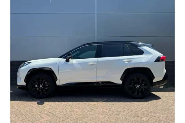 Toyota RAV4 (2022) thumbnail 2