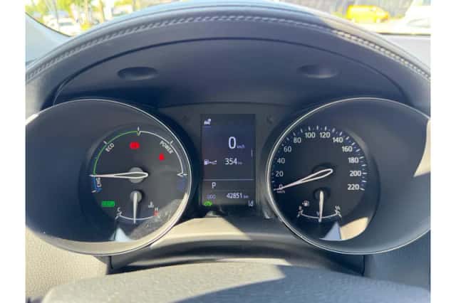 Toyota C-HR (2020) thumbnail 3