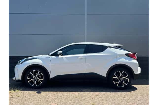 Toyota C-HR (2022) thumbnail 2