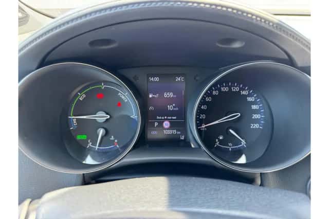 Toyota C-HR (2022) thumbnail 3
