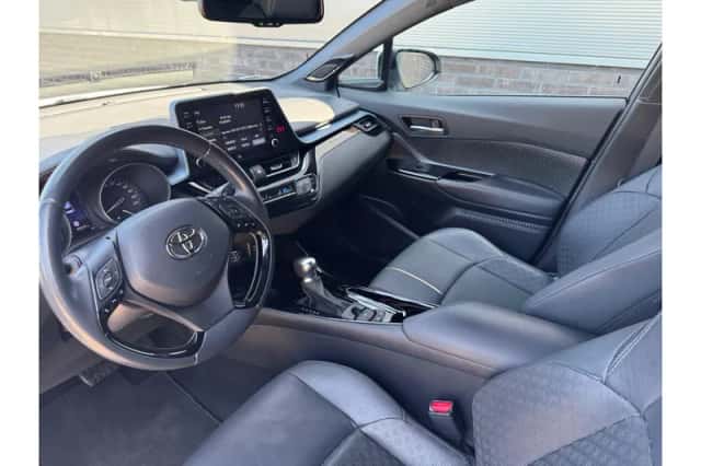 Toyota C-HR (2022) thumbnail 4