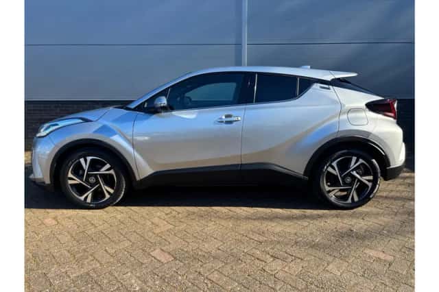 Toyota C-HR (2023) thumbnail 2