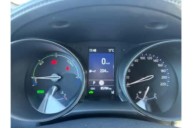 Toyota C-HR (2023) thumbnail 3