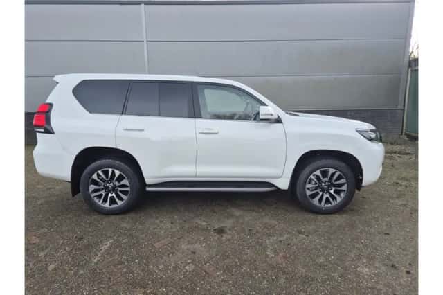 Toyota Land Cruiser (2024) thumbnail 3