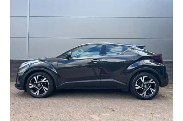 Toyota C-HR (2023) thumbnail 2
