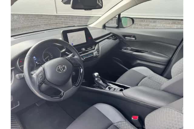 Toyota C-HR (2023) thumbnail 4