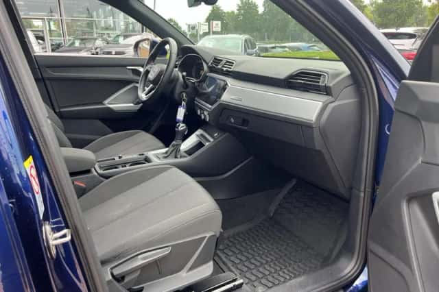 Audi Q3 (2021) thumbnail 5