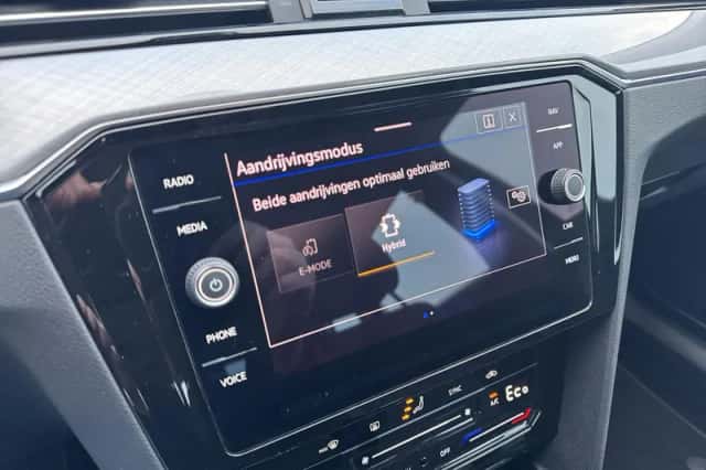 Volkswagen Passat (2022) thumbnail 18