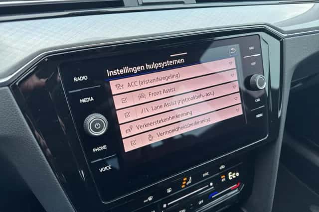 Volkswagen Passat (2022) thumbnail 22