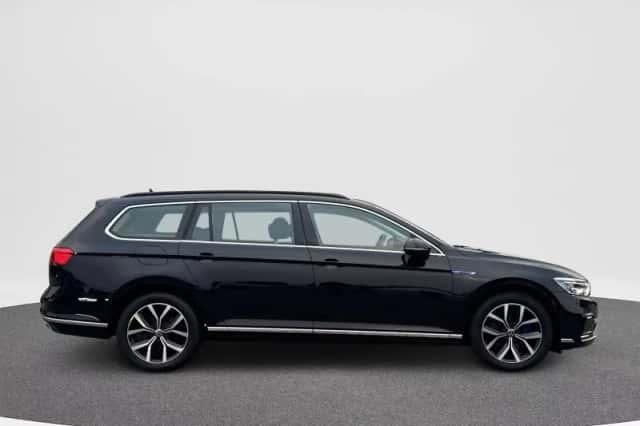 Volkswagen Passat (2022) thumbnail 5