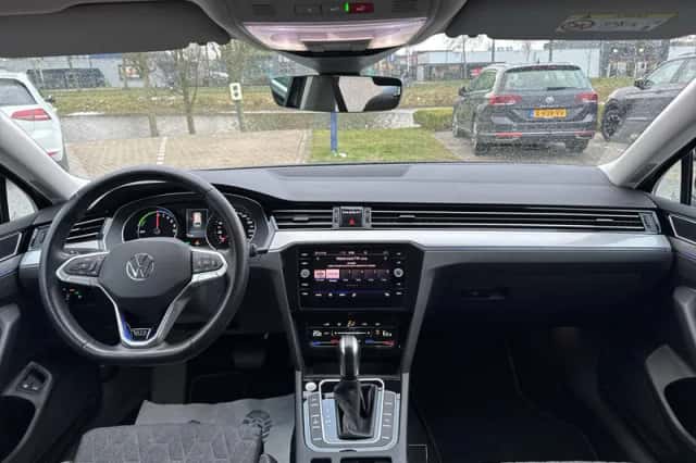Volkswagen Passat (2022) thumbnail 8
