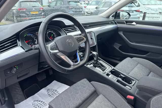 Volkswagen Passat (2022) thumbnail 10