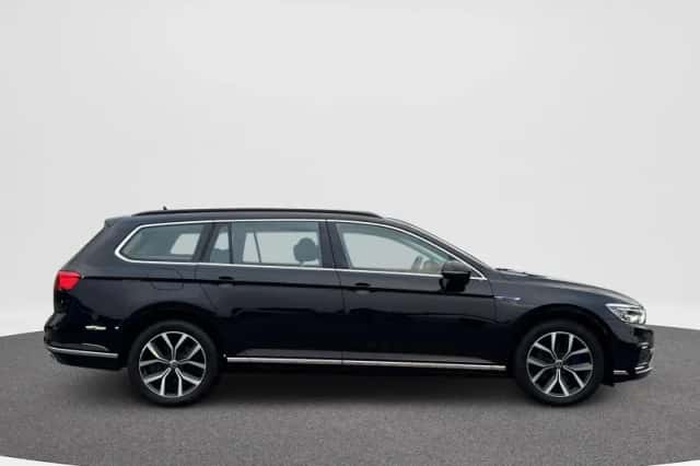 Volkswagen Passat (2022) thumbnail 5