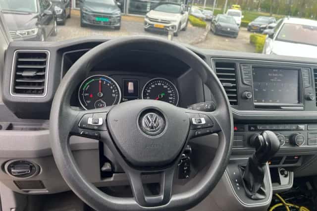 Volkswagen Crafter (2021) thumbnail 2