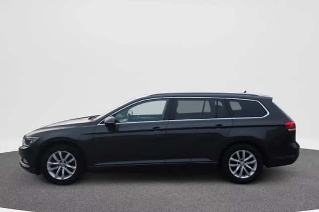 Volkswagen Passat (2018) thumbnail 2