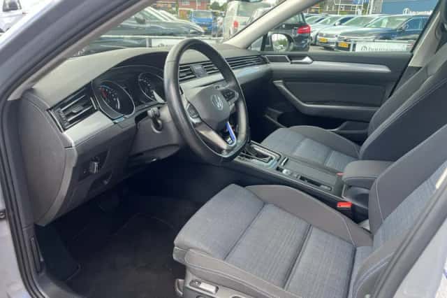 Volkswagen Passat (2022) thumbnail 2
