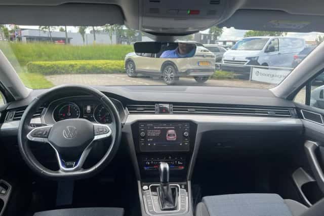 Volkswagen Passat (2022) thumbnail 5