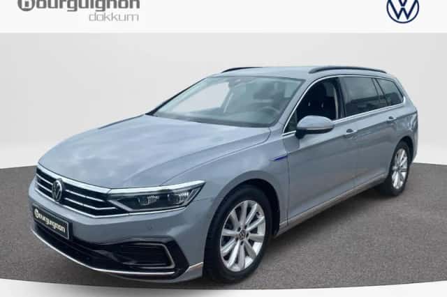Volkswagen Passat (2022) thumbnail 1