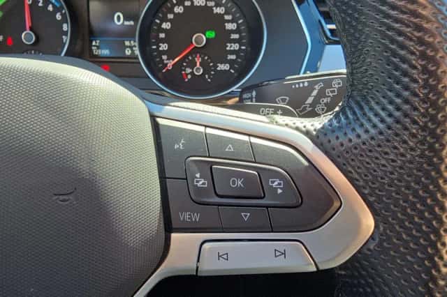 Volkswagen Passat (2021) thumbnail 17