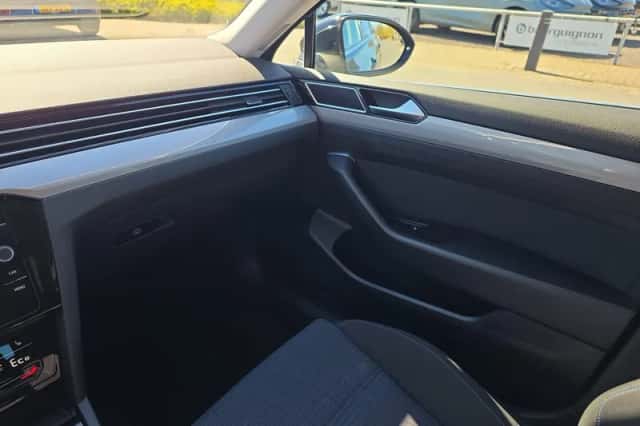 Volkswagen Passat (2021) thumbnail 5