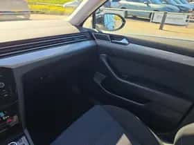 Volkswagen Passat (2021) thumbnail 5