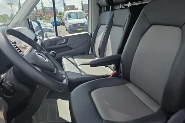 Volkswagen Crafter (2024) thumbnail 2