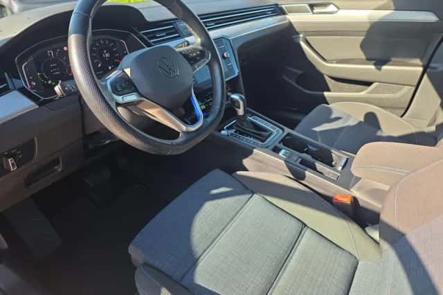 Volkswagen Passat (2022) thumbnail 2