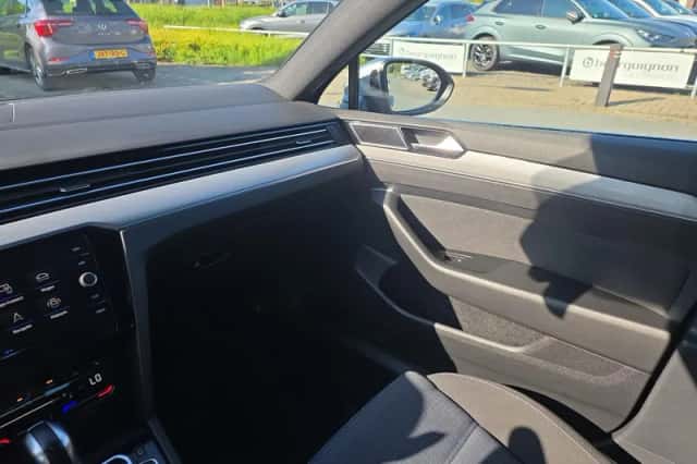 Volkswagen Passat (2022) thumbnail 16
